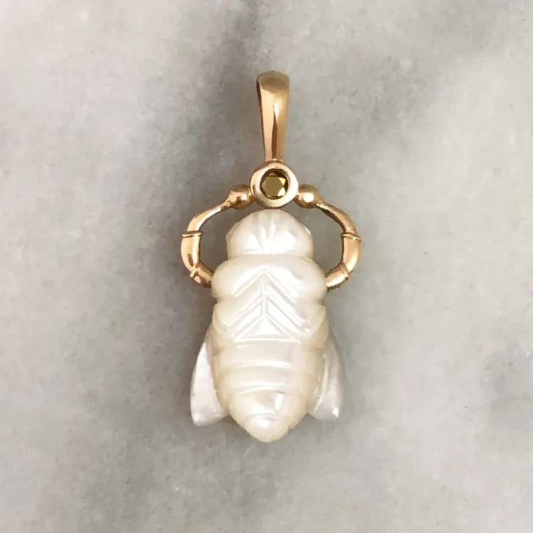 14KY Mother of Pearl Bee