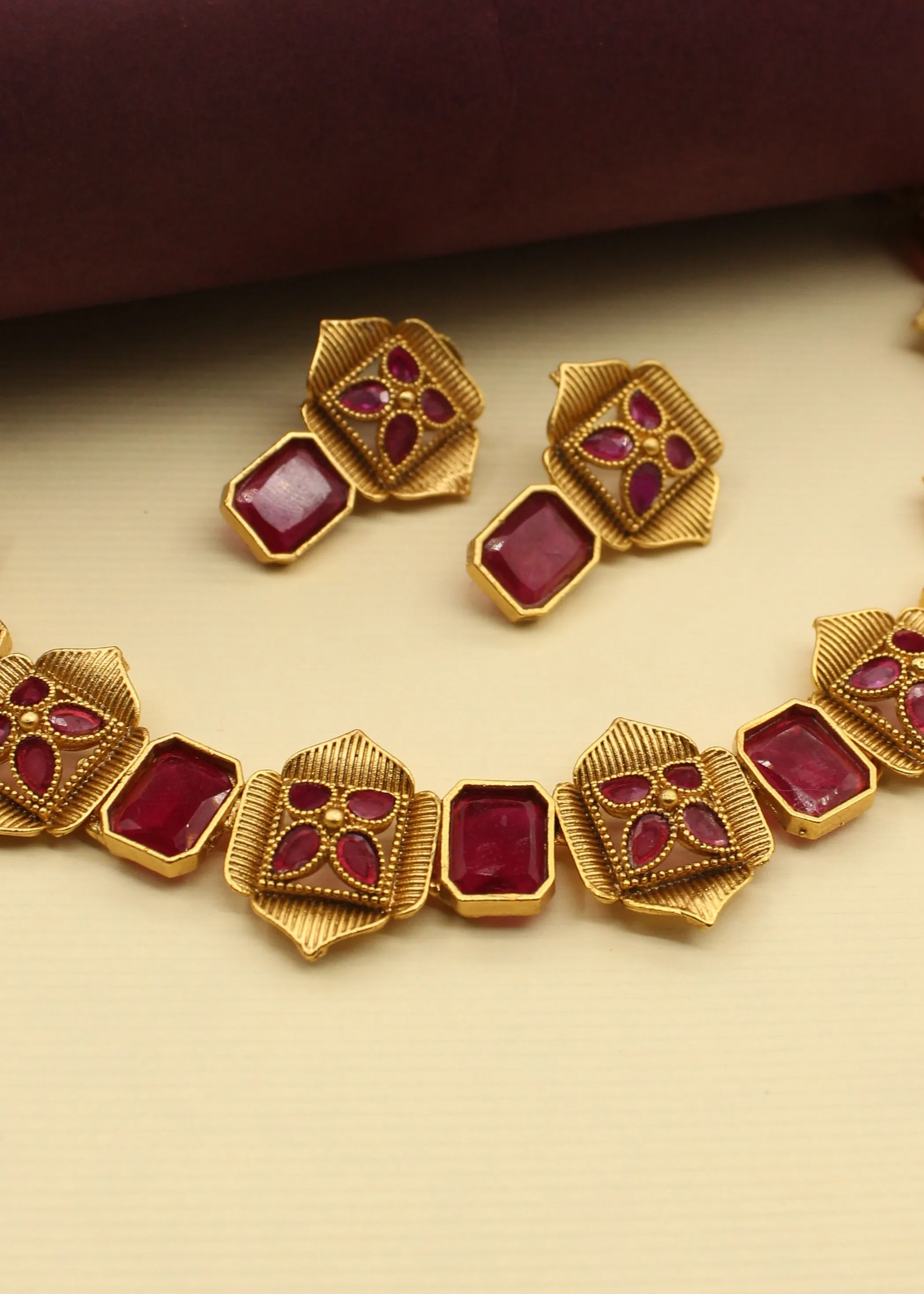 LUSTROUS AHILYA NECKLACE